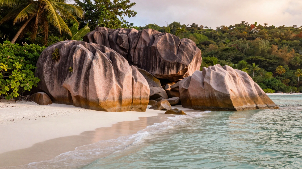 Гранитные валуны и белый песок на пляже Сейшел